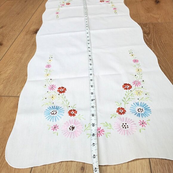 Vintage Linen Table Runner Farmhouse Scallop Edge Flowers Barn 42x16 Embroidered - Picture 7 of 14